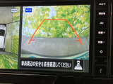 車両周辺の映像にガイド表示が重なり、駐車時に周囲の状況を確認する際に役立ちます。画面で車両近くの様子を把握しやすく、駐車や切り返しの場面で安心感を支えます。