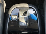 EV走行を選択する「EV」ボタン。パーキングブレーキは電子制御式です