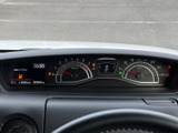 速度やエンジン回転数、シフト位置などの情報を運転席から確認しやすい配置です。表示がまとまっているため、走行中も必要な情報を把握しやすく、日々の運転に役立ちます。