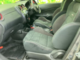 前席は座面と背もたれにゆとりがあり、運転席まわりまで見渡しやすい配置です。シートの赤いステッチが室内のアクセントになり、乗り降りのしやすさにも配慮された、普段使いにうれしい空間です。