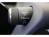 燃費優先の「ECO」、走りと燃費のバランスにすぐれた「NORMAL」、すぐれた加速を発揮する「SPORT」。など、気分や走行状況に合わせて走りを選べるドライブモードセレクトが装備されています。
