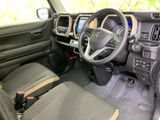 前席のシートや運転席まわりまで見渡せる、ゆとりを感じる前席空間です。座面には柄と明るい色のアクセントが施され、落ち着きの中にも親しみやすさがあります。窓からの光が入り、明るい雰囲気で過ごせます。