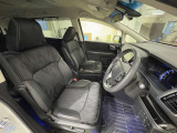 運転席は大きな座面と包み込むような背もたれが身体全体を支えます。上質なシートを採用し長時間の運転やコーナーの多い道も快適です。座ったときの頭上スペースも余裕たっぷりでロングドライブも楽チンです♪