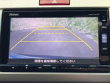 後方の映像にガイドラインが表示され、駐車時に車両と周囲との位置関係を確認する目安になります。後退時の視界を画面で補い、車庫入れや駐車場での操作をサポートします。
