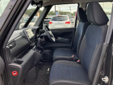 前席は身体を預けやすい形状で、乗車中も落ち着いて過ごせる空間です。視界が広く、周囲の様子を確認しやすいレイアウトに加え、足元にも余裕があり、毎日の運転を快適に支えます。