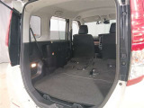 室内の高さがあることで、縦方向の積載性にも優れており、ベビーカーやアウトドア用品など、かさばるアイテムもラクに収納できます