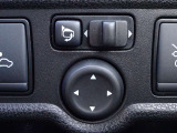 【電動格納ドアミラー】狭い駐車場で便利な電動格納ドアミラーが付いています。