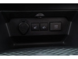 フロントシート用シートヒータースイッチになります!携帯の充電などに役立つUSBソケットとアクセサリー電源も付いてます!