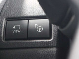ディスプレイに表示される駐車位置を確認し、開始スイッチを押すとステアリング・アクセル・ブレーキ・シフト操作を制御して駐車操作をアシストして駐車を完了させる「アドバンストパーク」が装備されています。