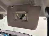 ちょっとした身だしなみチェックができるバニティミラー&チケットホルダー付き運転席・助手席サンバイザーが付いてます
