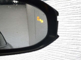 隣車線を走る車両をレーダーで検知し、ドアミラーでは確認しにくい後側方エリアに存在する車両に加え、急接近してくる車両も検知します。車両を検知するとドアミラーに搭載されたLEDインジケーターが点灯します。