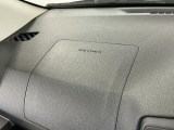 【助手席エアバッグ】SRSエアバッグとはシートベルトの働きを補助して衝突した時に乗員の衝撃を軽減するシートベルト併用式エアバッグ。前面衝突時に瞬時に膨らみ、頭部と胸部の衝撃を軽減します。