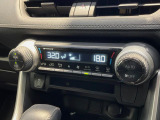【左右独立型フルオートエアコン】運転席と助手席でそれぞれお好みの温度に設定可能。同乗者にも配慮した、快適な空調をお届け致します。