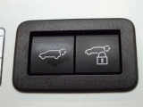パワーバックドアを装備しています。バックドアを運転席からも開閉できます、便利ですよ。