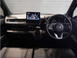 ◆インテリアパネル◆視界広々で非常に運転しやすくロングドライブでも疲れを感じさせないすっきりとまとまったインパネ周りです。