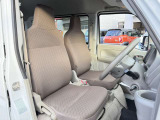 運転席シート廻りは使用感も少なく、良好な状態となっています。前オーナー様が丁寧に使っていたことがよくわかりますね。