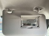 サンバイザーには便利なバニティミラーが装備されています。