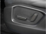 【助手席パワーシート】スイッチ一つで簡単にシートの微調整が可能。電動だから力もいりません。自分に最適なシートポジションにセットして、快適なドライブをお楽しみください。