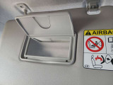運転席サンバイザー裏にはバニティミラーがついております!