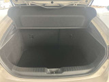 リアゲートの開口部も大きく、荷物の出し入れもスムーズに行えます。重たい荷物でも体に負担を掛けることなく積み下ろしができるよう、地上から開口部下の高さは人間特性に基づいて設計されています。