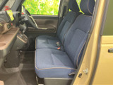 前席はゆとりを感じさせる形状で、運転席から助手席までまとまりのある空間です。窓から外の様子も確認でき、落ち着いた色合いのシートが心地よい雰囲気を添えます。