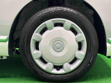 キュートな2トーンカラードフルホイールキャップ 安心のフロントベンチレーティドディスクブレーキ。