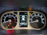 様々な車両情報を表示できるTFTマルチインフォメーションディスプレイを中央に配した視認性の高い大型2眼メーターです