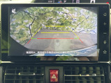 後方の映像に目安となるガイド線が表示され、駐車時の位置確認をサポートします。周囲を直接確かめながら、後退時の操作に役立てていただけます。