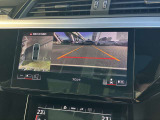 【 サラウンドビューカメラ 】車両の4つのカメラから得た映像を合成し、上空から眺めているような映像をモニターに映し出します。車両周辺の歩行者や障害物などの発見に役立ちます。