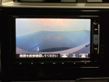 ギヤをR(バック)に入れるとナビの画面に後ろの映像が映るリアカメラ付です。後退時、コンディションが悪い視界でもカラーバックモニターがドライバーをサポートします。