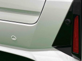 車の四隅にセンサーを施し死角になりやすい左右前後方向の障害物を感知することで、縦列駐車や車庫入れをサポートするコーナーセンサーが付いてます