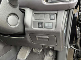 運転席右下の操作しやすい位置に各種設定ボタンがあります