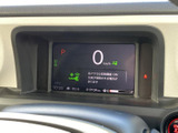 速度や燃料残量などの情報が画面にまとまり、必要な内容を運転席から確認しやすい表示です。警告表示も含めて視認しやすく、日々の運転を支える実用的な装備となっています。