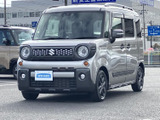 丸みのあるヘッドランプと力強いバンパーが目を引く、親しみやすさと個性を備えたフロントデザイン。明るいボディカラーが街並みに映え、四角い車体との組み合わせも印象的です。