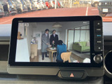 テレビ番組を画面で視聴できる装備です。停車中の休憩時間などに映像を楽しめるため、車内で過ごすひとときにも便利。操作画面から切り替えられ、日常の待ち時間にも活用いただけます。