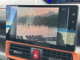 映像を表示できる画面を備えており、停車中のテレビ視聴や映像鑑賞に活用できます。操作部も画面の横にまとまり、停車時に使いたい機能を確認しやすい構成です。