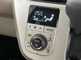 【オートエアコン】一度お好みの温度に設定すれば、車内の温度を検知し風量や温度を自動で調整。暑い&hellip;寒い&hellip;と何度もスイッチ操作をする必要はありません。快適な車内空間には必須の機能ですね♪