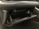 グローブボックスは余裕のある広さです!メンテナンスノートや車検証、ちょっとしたメモと筆記用具等を入れておくとあればもしもの時にも便利ですね。