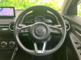 手元のスイッチから各種機能にアクセスでき、運転中も視線を大きく移さず操作を補助します。握りやすい形状で、日常の運転時に必要な操作を手元で行いやすい装備です。