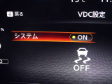 【横滑り防止】ハンドル操作や滑りやすい路面を走行中、横滑りを感知すると自動的に車両の進行を保つよう制御!