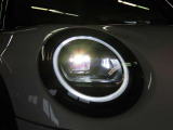 LEDオートヘッドライトを搭載しております。前方を非常に明るく照らす事ができ夜間走行時に重宝します。