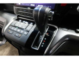 インパネシフトだから視線の移動も少なく足元もスッキリ♪運転席もゆったりしているのでゆとりを持ってドライブできますね!