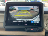 【リアカメラ】リバースに入れるだけで後方の映像が映ります。安全確認や、狭い駐車場での車庫入れ、雨の日や夜間など視界の悪い時に便利です。安全にバックする為には欠かせない装備です。