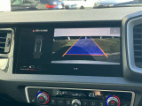 【 リアビューカメラ 】入車経路を算出し、ガイドラインと補助線をディスプレイに表示します。同時にバンパーに内蔵のセンサーが障害物を感知し音で注意を促します。後方の死角も安心していただけます。