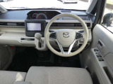 必要なものがすっきりまとまった運転席です★ インパネが黒ではなく優しい色味でかわいいですね★