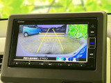 後方の様子をモニターで確認しながら駐車でき、画面のガイド線が車庫入れの目安になります。周囲を直接確認しながら操作できるため、駐車時の安全確認をサポートします。