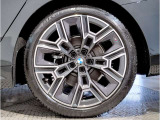BMWの純正アロイホイールは軽量かつ強度にも優れているホイールで走行性能を引き上げる設計になっております。足元にもBMWは妥協がなくこだわっている個所になります。