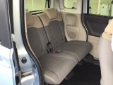 スライドドアなら狭い駐車場でもドアをぶつける心配がありません。ステップが低く乗り降りもしやすいです。