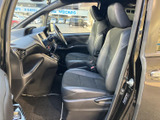 前席は身体を支える形状のシートで、運転席まわりから前方の視界を確保しやすいレイアウトです。乗員の足元も広く、助手席の方にもゆったりお過ごしいただけます。
