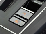 スイッチひとつで作動するエレクトロニックパーキングブレーキ。オートホールド機能で停止時のドライバー負担を軽減します。